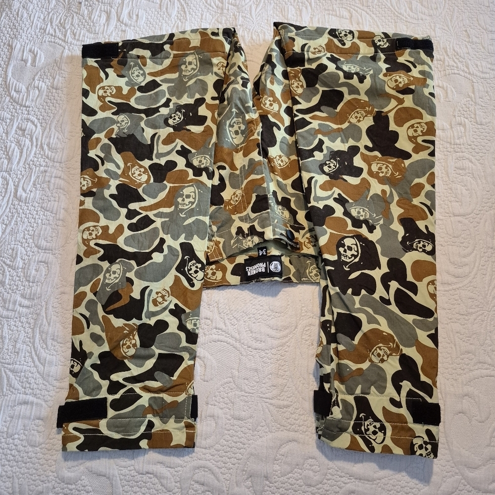 Broken Promises women's size 34 Grim Reaper design camo pants EUC or better - Picture 6 of 11